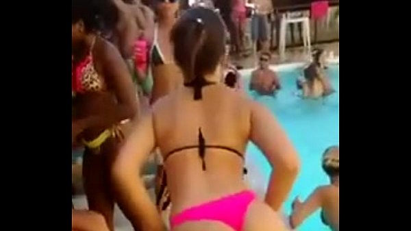A pecadora do funk novinha dança so de biquine na piscina