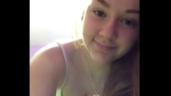 Novinha mostrando a bucetinha lisinha na webcam