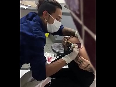 Safada fazendo tatuagem na vagina