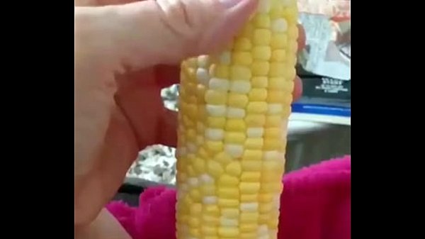 Novinha colocando espiga de milho grande na buceta